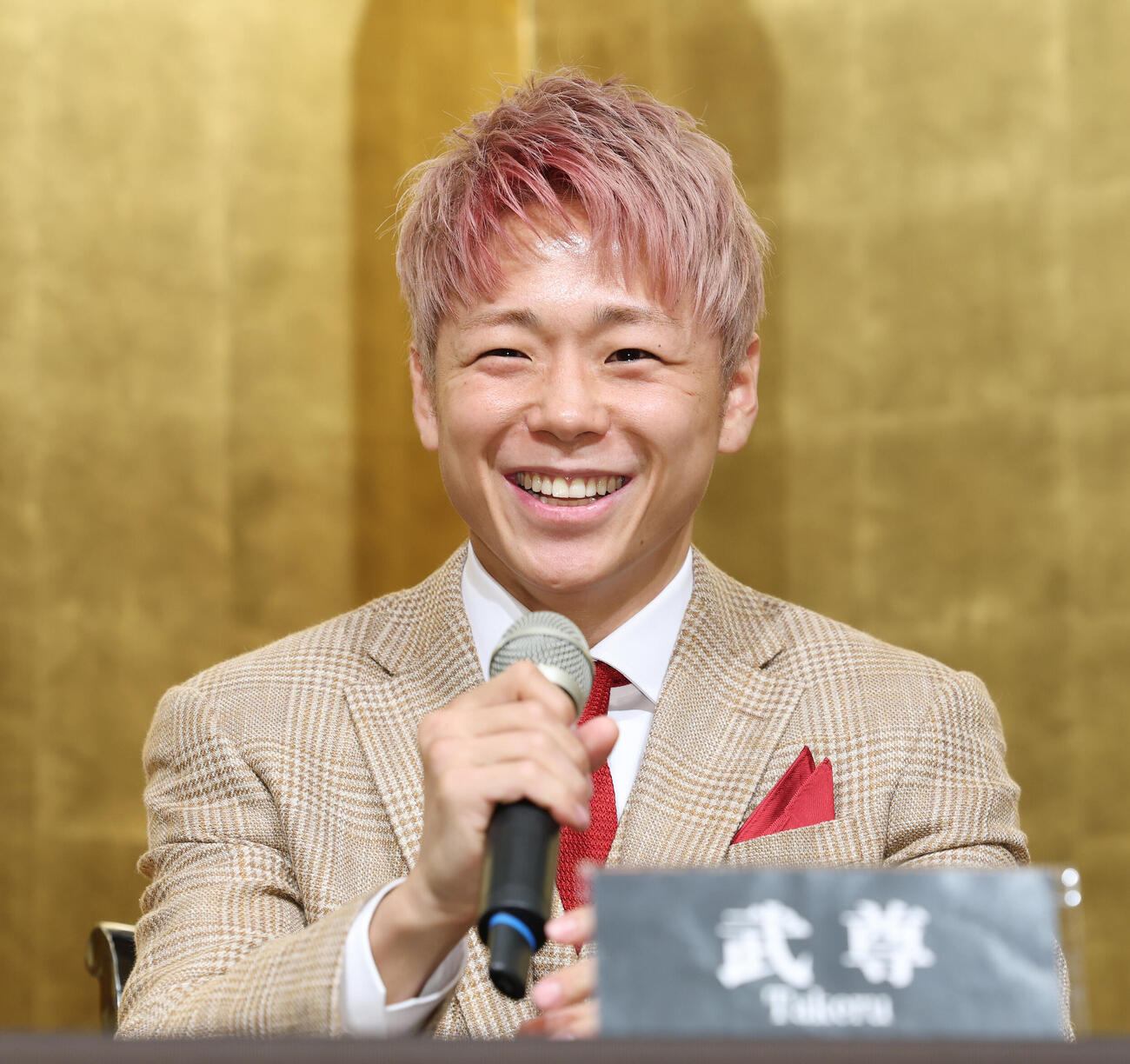 引退記者会見で笑顔を見せる武尊（撮影・宮地輝）