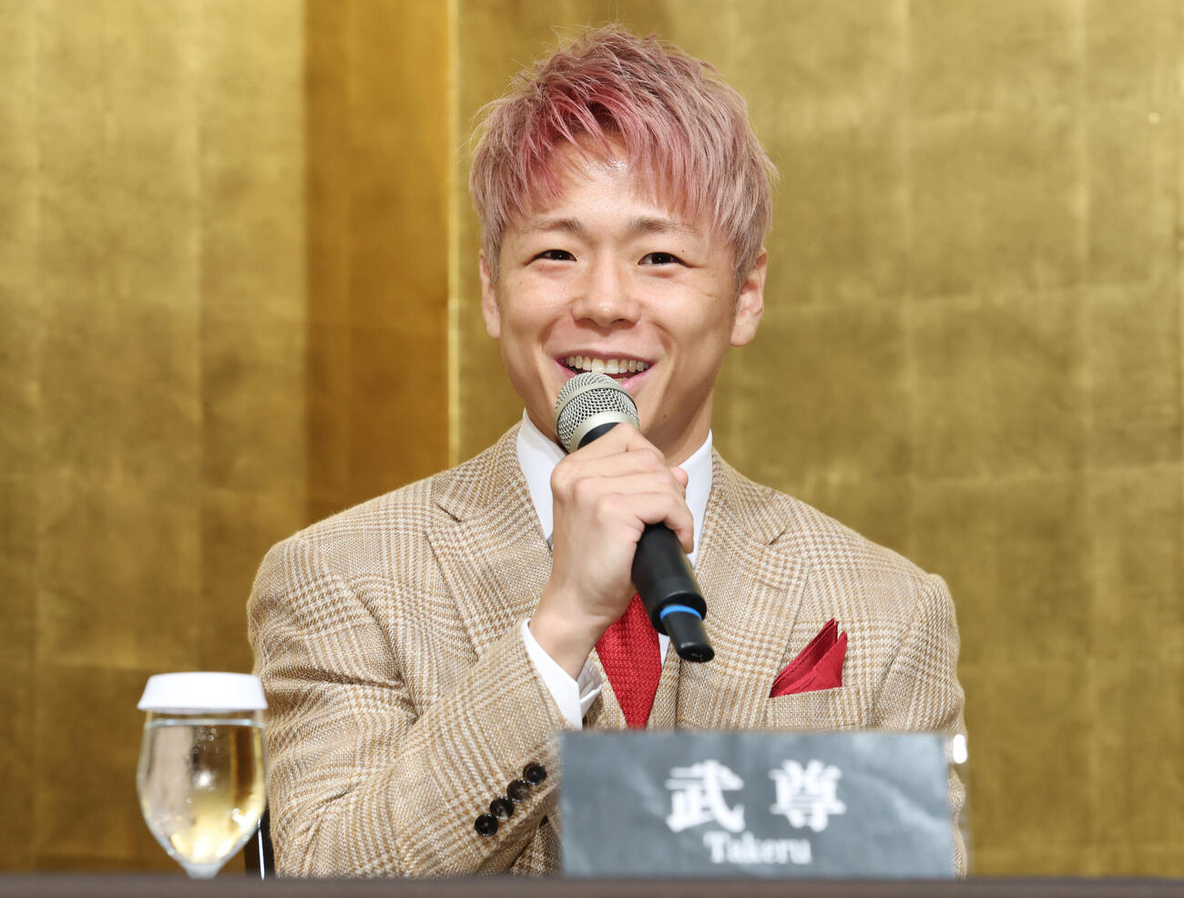 引退記者会見で笑顔を見せる武尊（撮影・宮地輝）