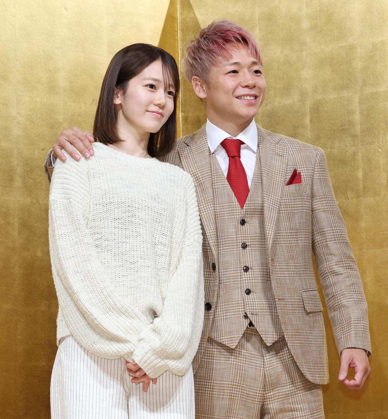 引退記者会見で川口葵夫人（左）と記念撮影する武尊（撮影・宮地輝）