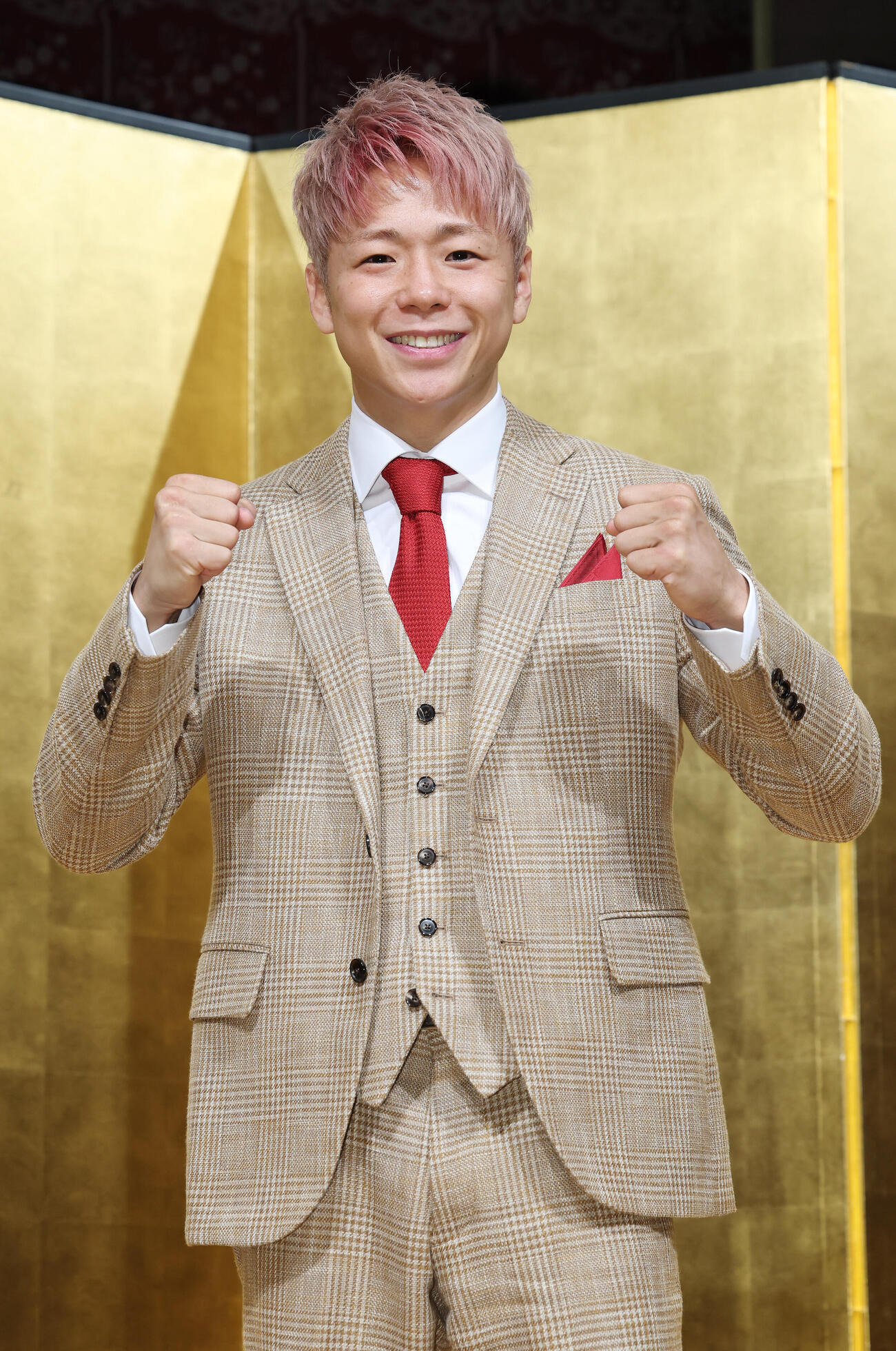 引退記者会見で笑顔でポーズをとる武尊（撮影・宮地輝）