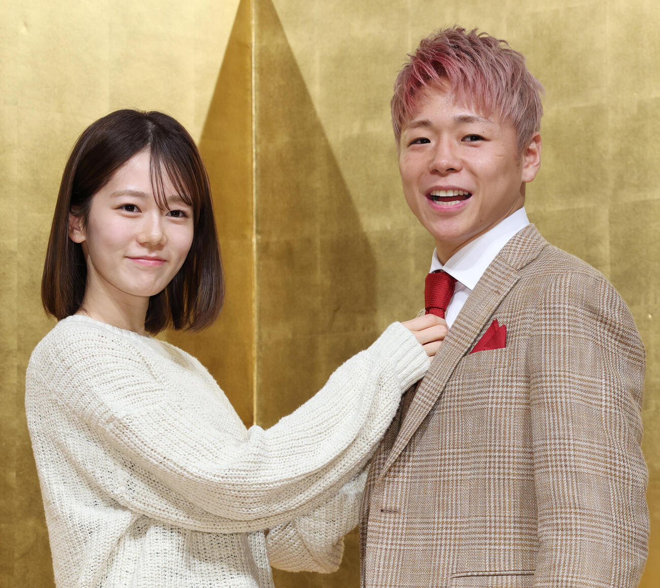 引退記者会見で川口葵夫人（左）にネクタイを直してもらう武尊（撮影・宮地輝）
