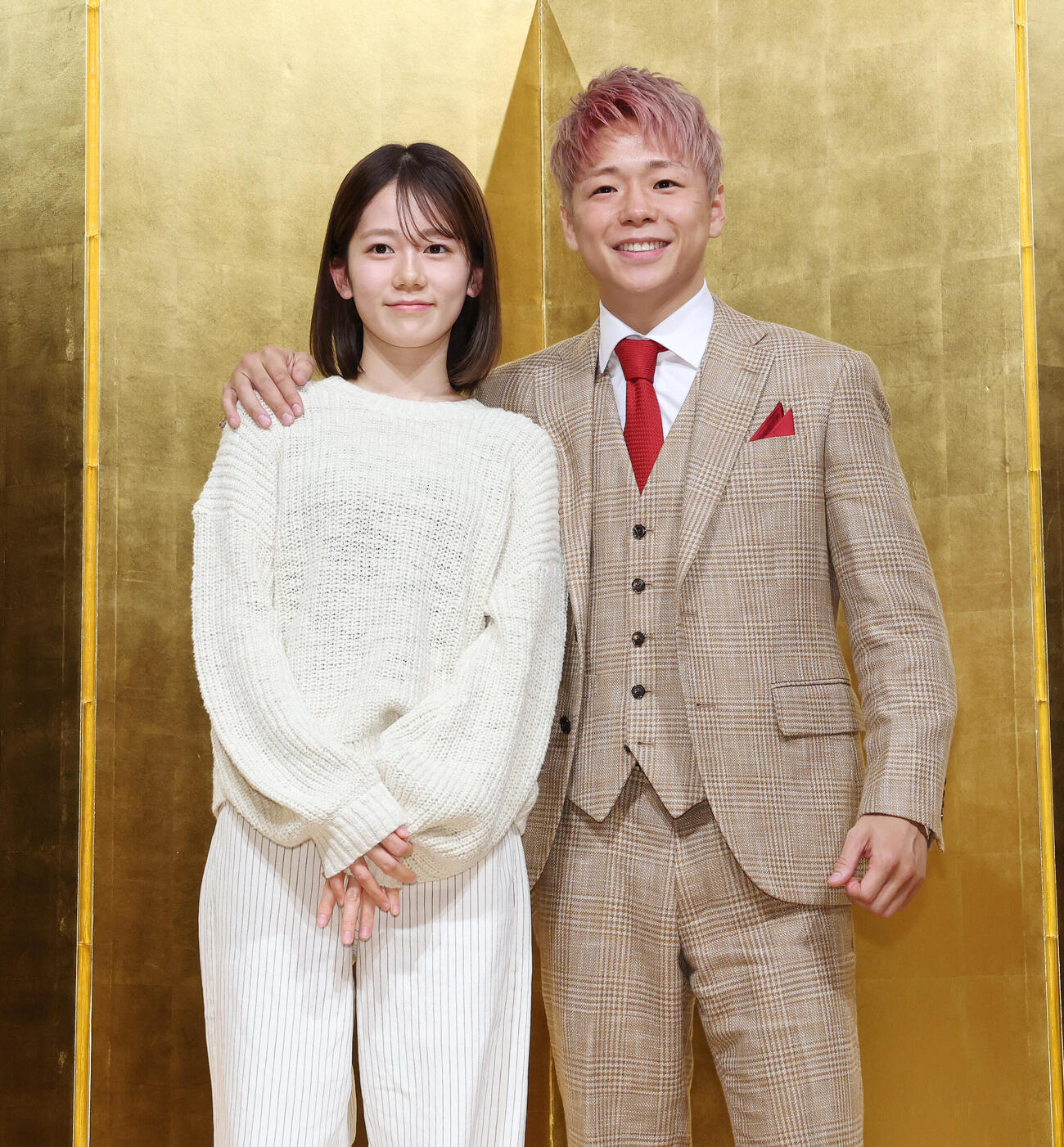 引退記者会見で川口葵夫人（左）と記念撮影する武尊（撮影・宮地輝）