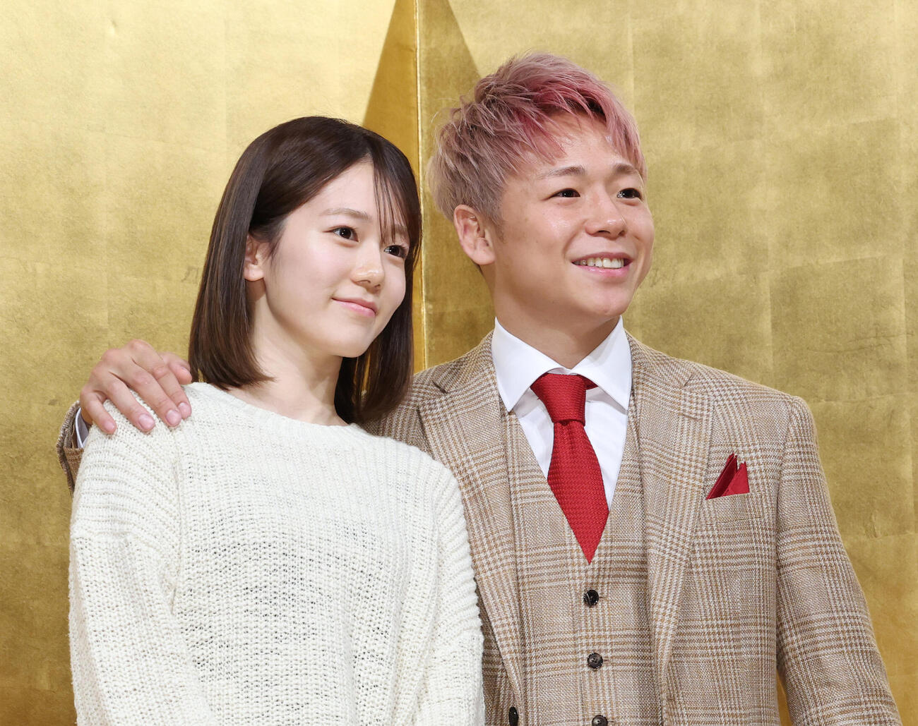 引退記者会見で川口葵夫人（左）と記念撮影する武尊（撮影・宮地輝）