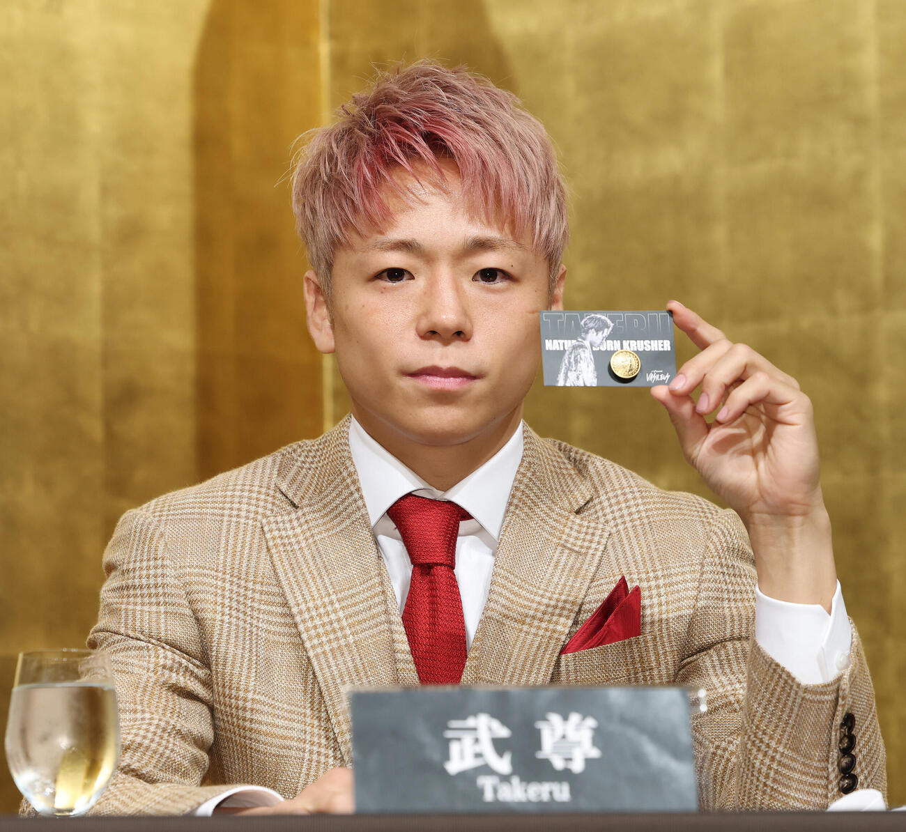 引退記者会見で引退試合の紹介をする武尊（撮影・宮地輝）