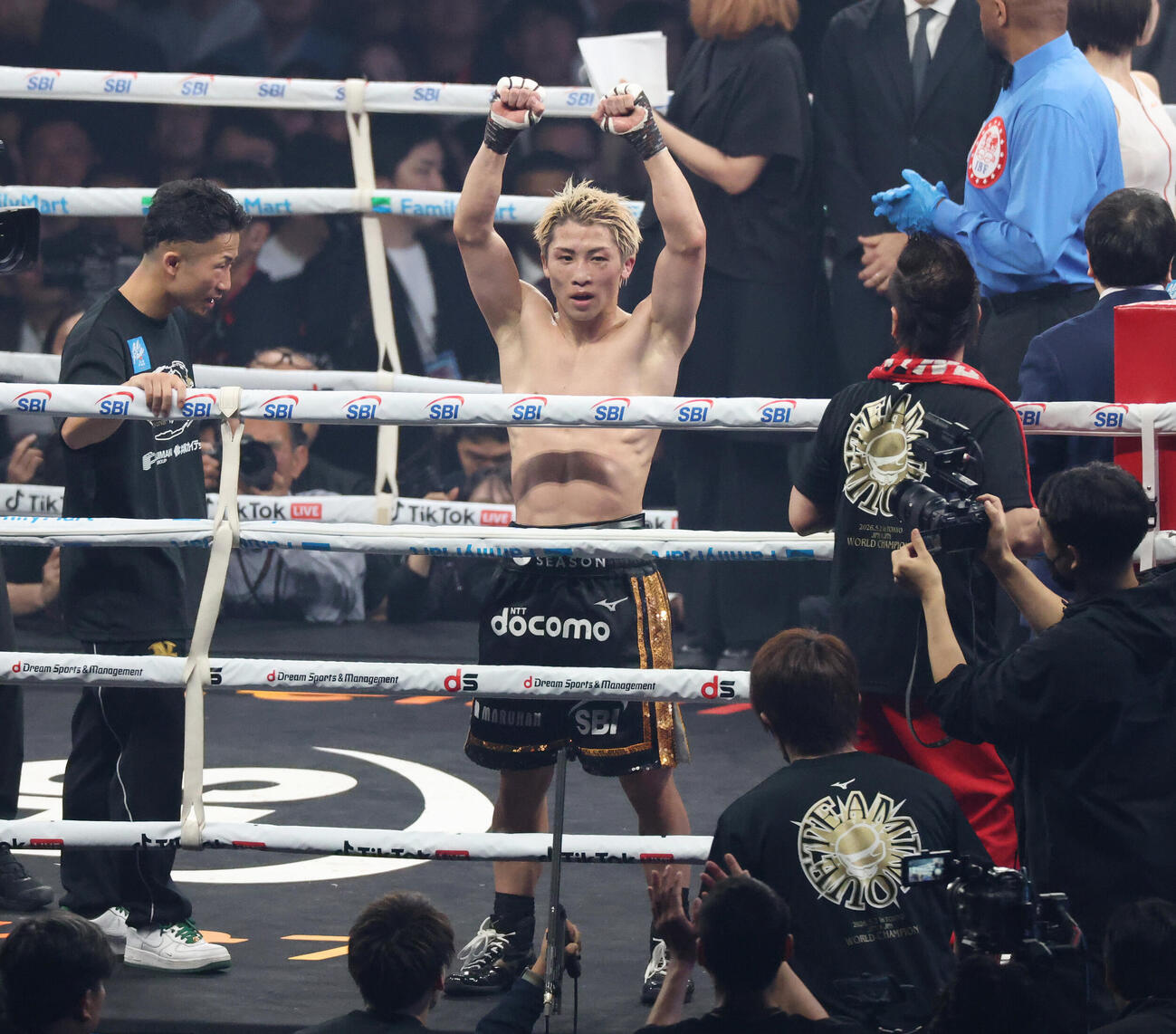 4団体統一スーパーバンタム級タイトルマッチ　12回を戦い終え両手で拳を突き上げる井上尚弥（撮影・宮地輝）