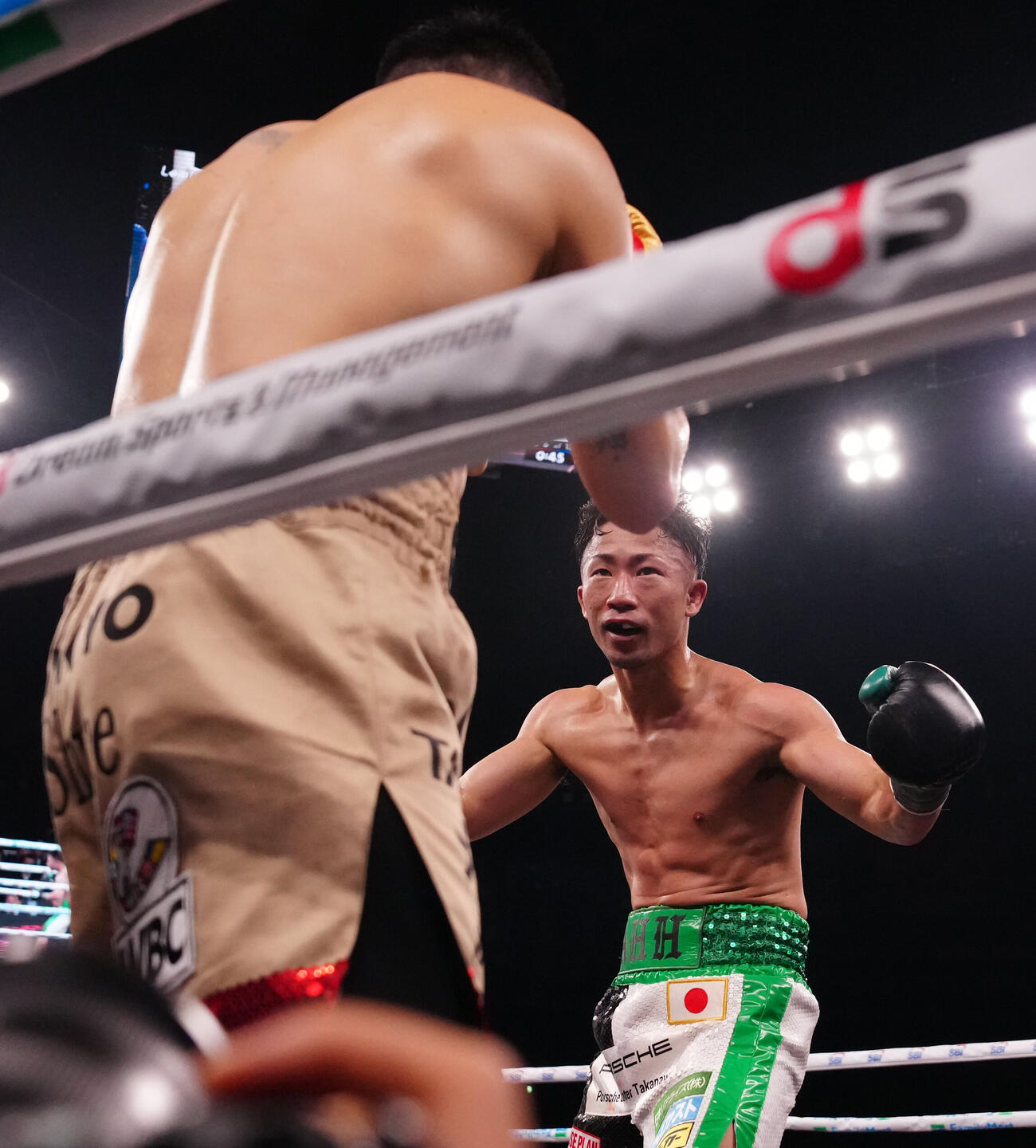 WBC世界バンタム級タイトルマッチの6回、ノーガードの素振りを見せる井上拓真（撮影・鈴木みどり）