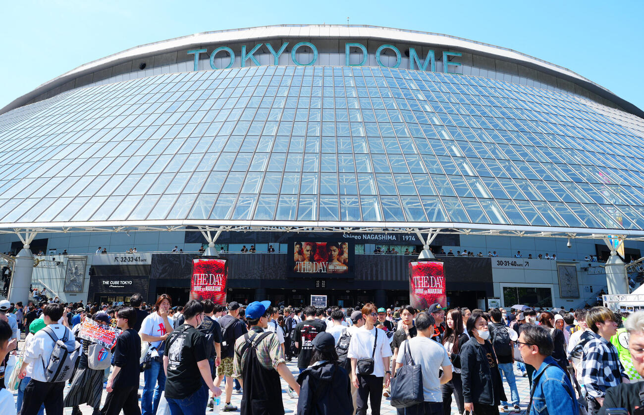 世界4団体統一スーパーバンタム級タイトルマッチ他、試合を前に東京ドーム前には多くの人だかり（撮影・垰建太）