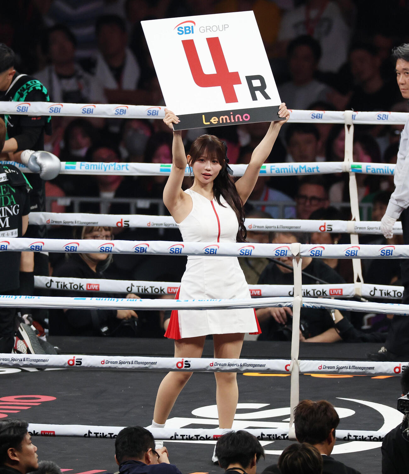 ラウンドガールを務める和田海佑（撮影・宮地輝）