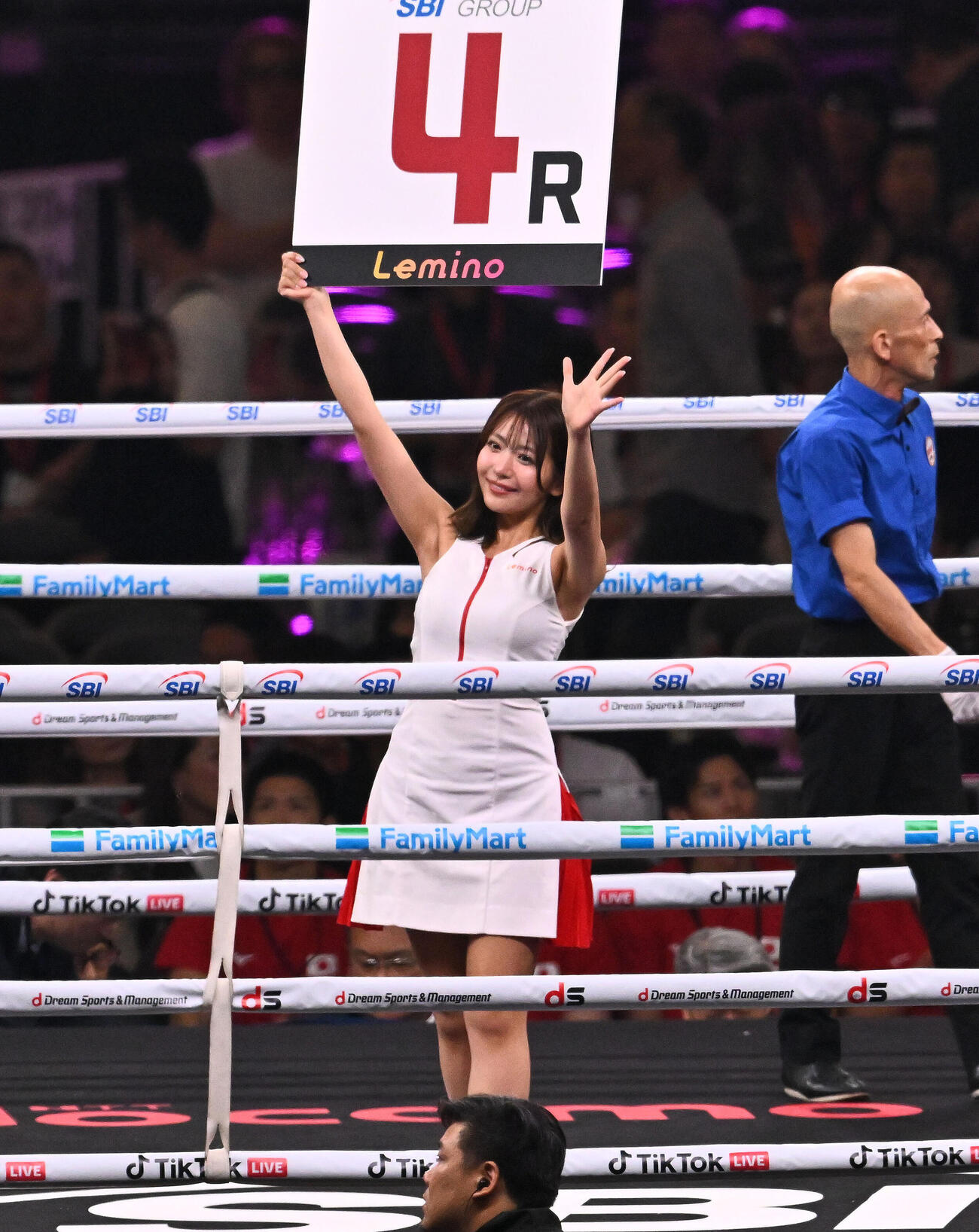 リングを彩るラウンドガール（撮影・滝沢徹郎）