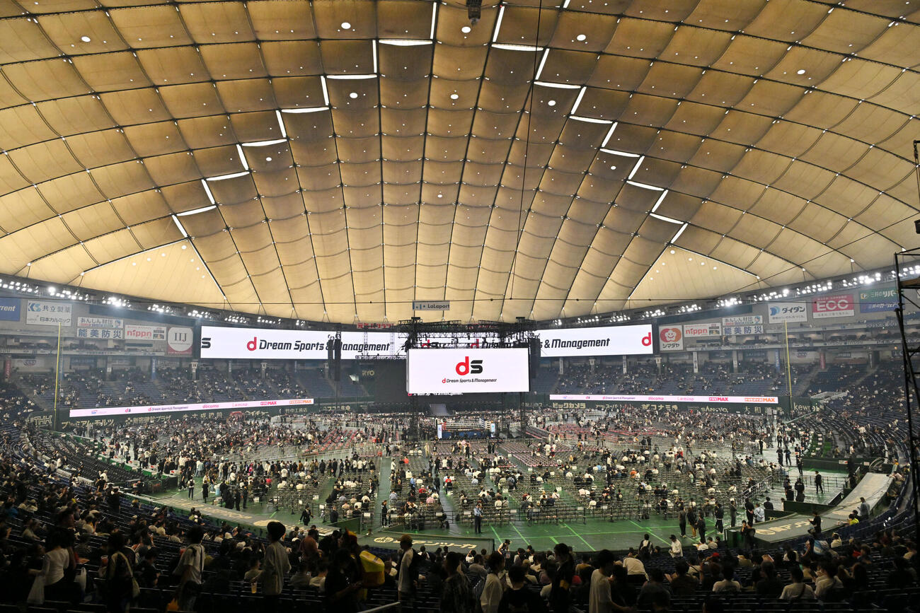 試合の開始を待つ東京ドーム（撮影・滝沢徹郎）