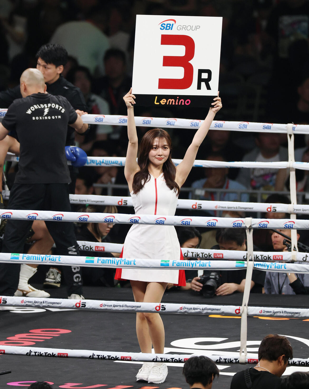 リングを彩るラウンドガールの細川愛倫（撮影・宮地輝）