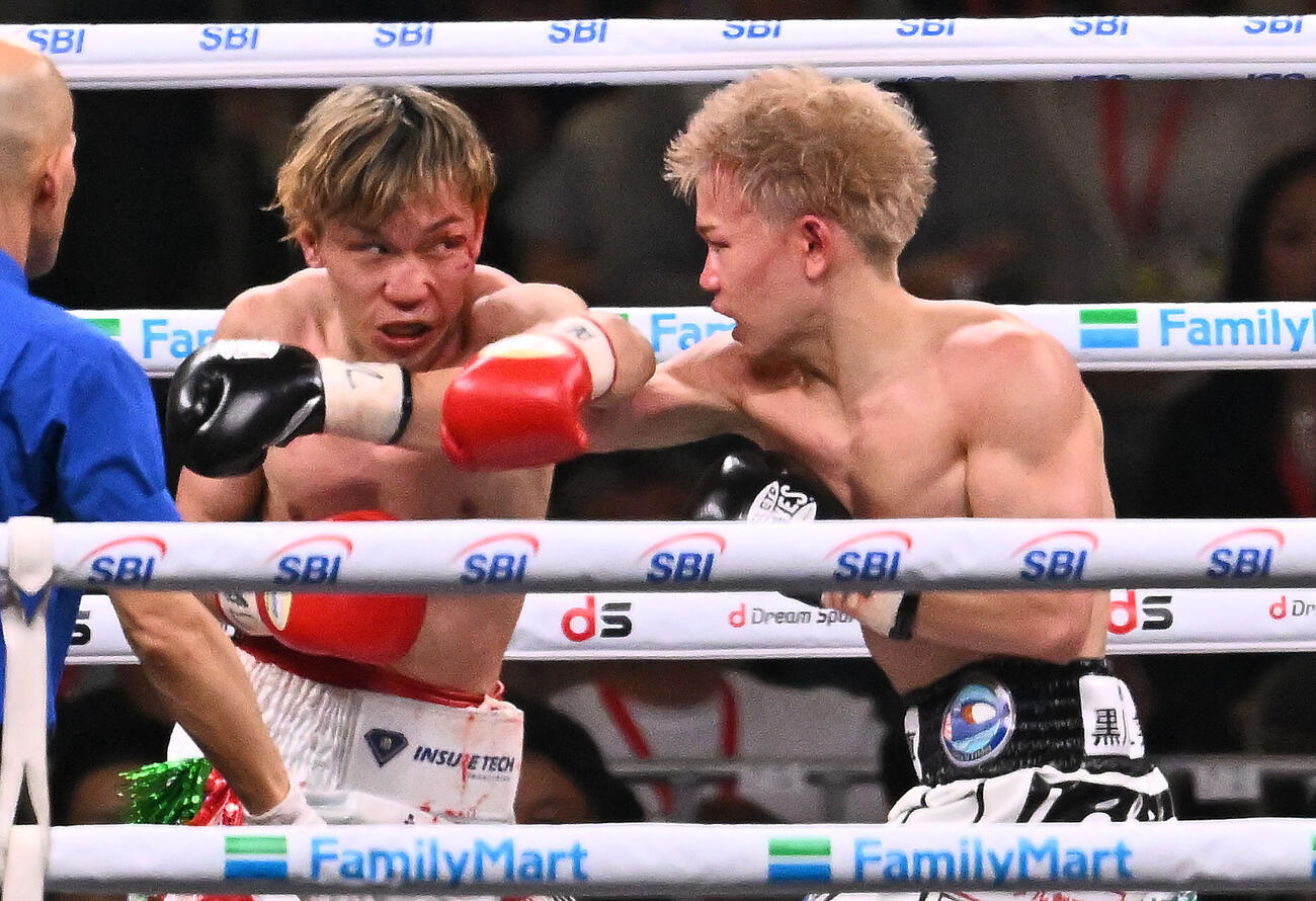 WBOアジア・パシフィック・フライ級タイトルマッチ　10回、パンチを交錯させる富岡浩介（左）と田中将吾（撮影・滝沢徹郎）