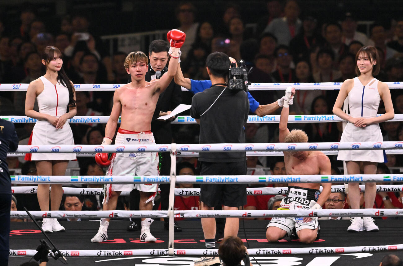 WBOアジア・パシフィック・フライ級タイトルマッチ　判定でドローとなった富岡浩介（左）と田中将吾（撮影・滝沢徹郎）