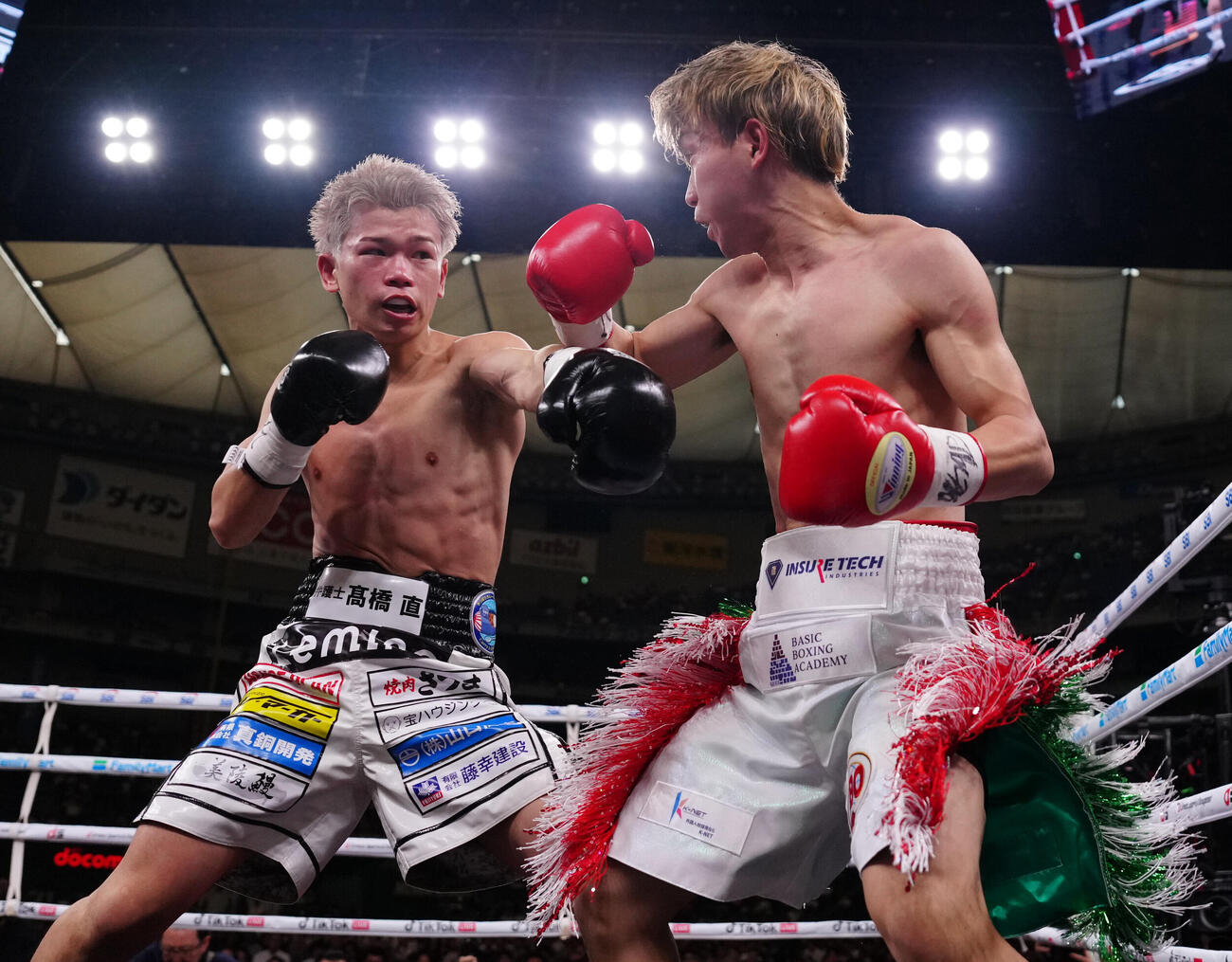 アジアパシフィックフライ級タイトルマッチの2回、打ち合う富岡浩介（右）と田中将吾（撮影・鈴木みどり）