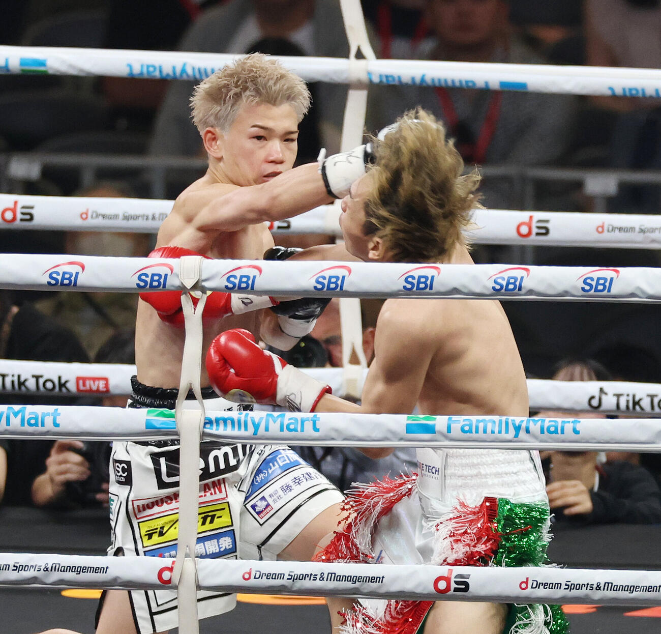 WBOアジアパシフィックフライ級タイトルマッチ　1回、富岡浩介（右）にパンチを見舞う田中将吾（撮影・宮地輝）