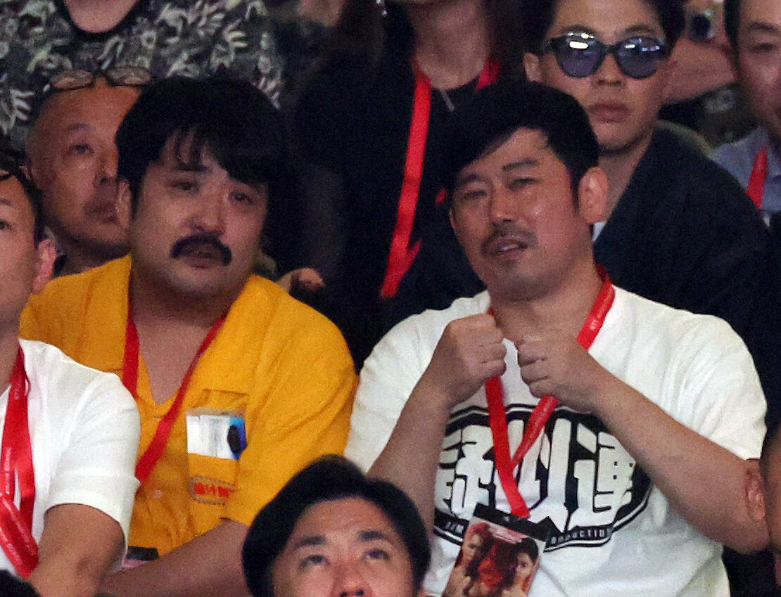 観戦する鈴木もぐら（左）と岡野陽一（撮影・宮地輝）