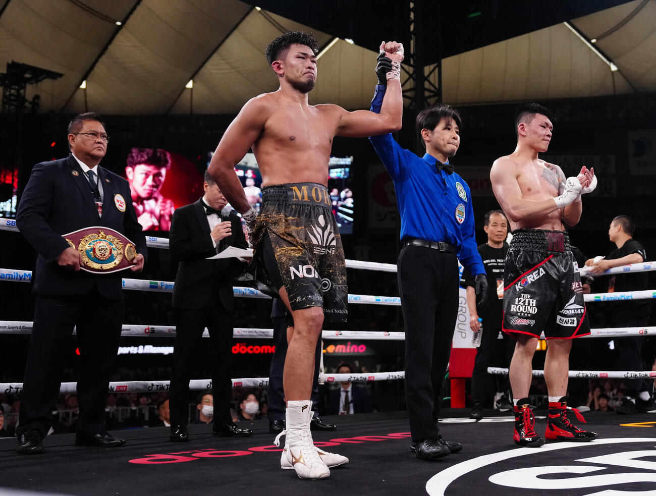 東洋太平洋・アジアパシフィック・スーパーミドル級タイトルマッチ、判定で勝利し勝ち名乗りを受ける森脇唯人（撮影・鈴木みどり）