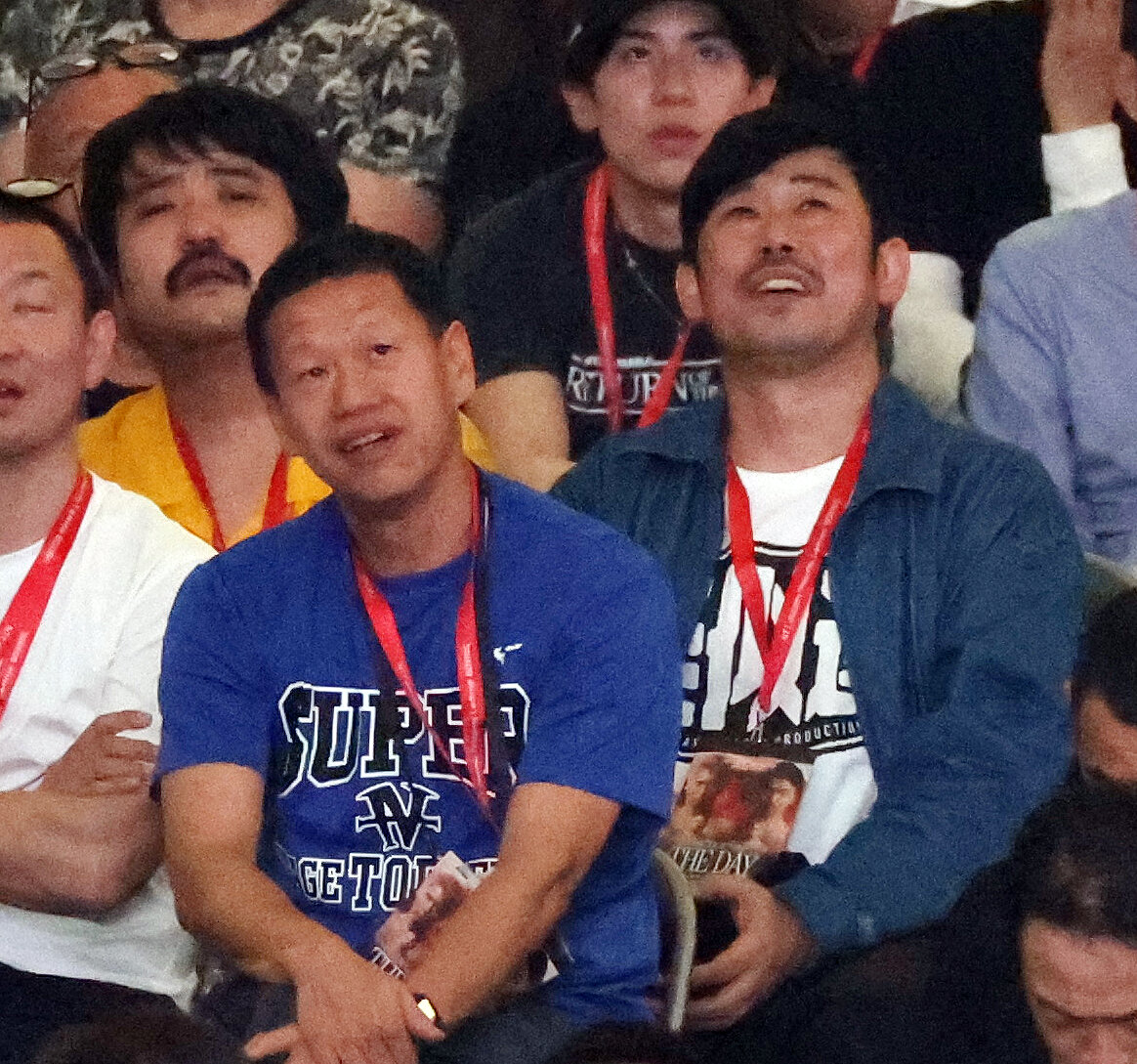観戦する鈴木もぐら（左）と岡野陽一（撮影・宮地輝）