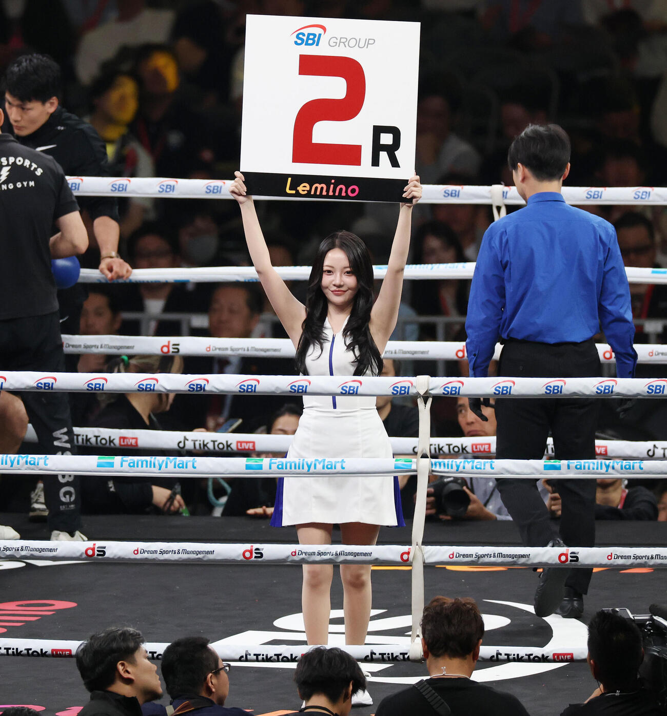 リングを彩るラウンドガール（撮影・宮地輝）