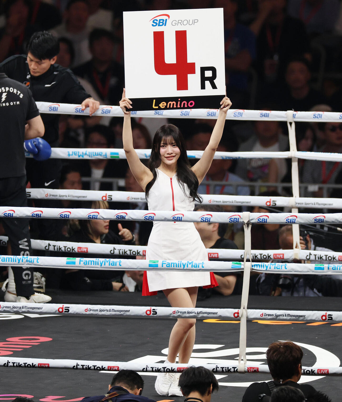 リングを彩るラウンドガール（撮影・宮地輝）