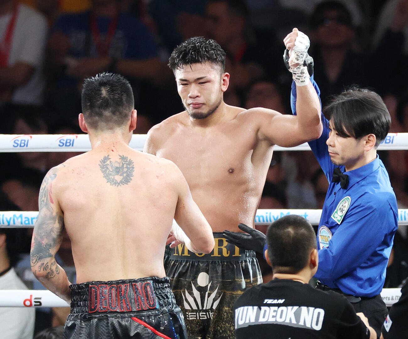 東洋太平洋＆WBOアジアパシフィックスーパーミドル級タイトルマッチ　ユン・ドクノ（手前）に判定勝ちした森脇唯人（撮影・宮地輝）