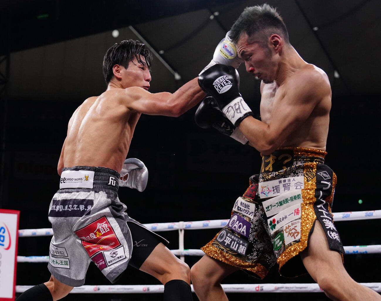 フェザー級10回戦の8回、阿部麗也（右）にパンチを打ち込む下町俊貴（撮影・鈴木みどり）