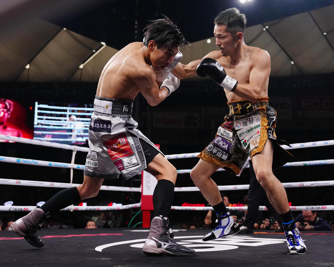 フェザー級10回戦の1回、打ち合う阿部麗也（左）と下町俊貴（撮影・鈴木みどり）