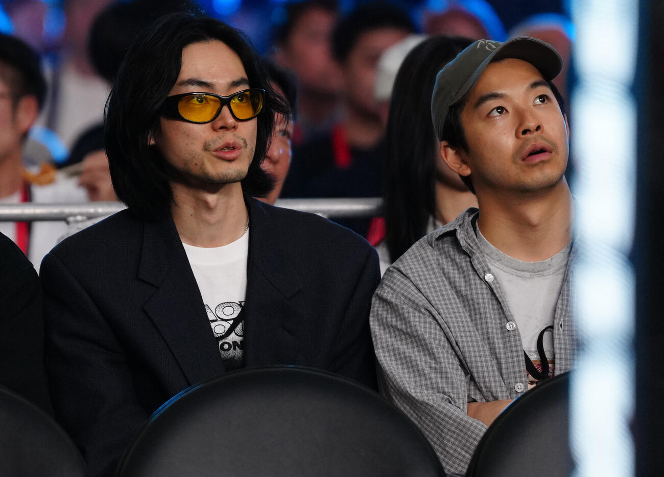 観戦する仲野太賀（右）と菅田将暉（撮影・鈴木みどり）