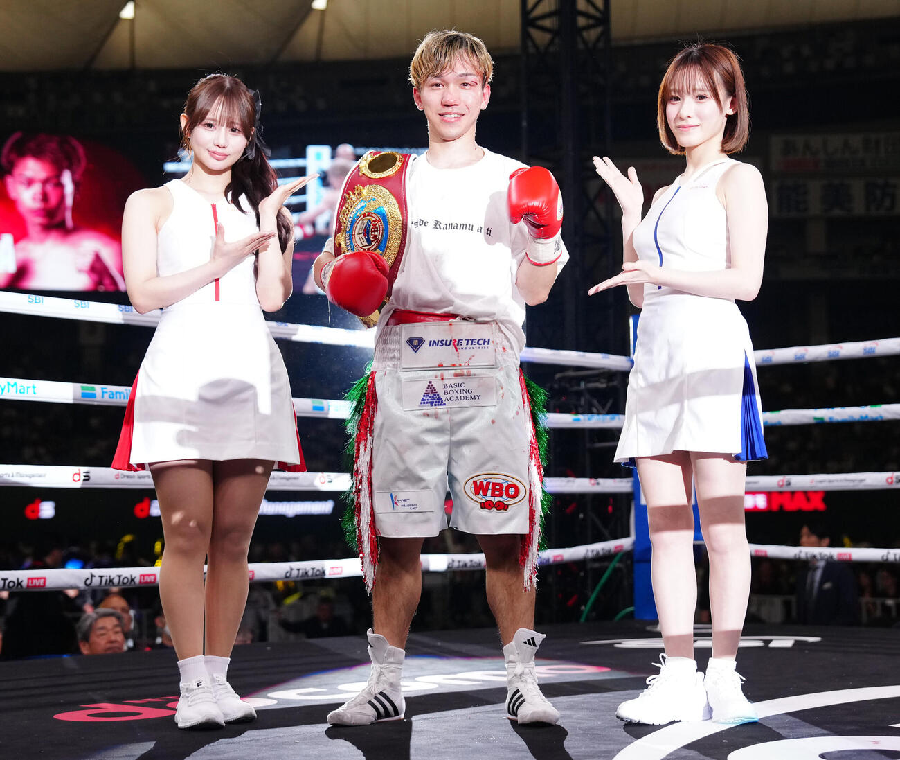 アジアパシフィックフライ級タイトルマッチを引き分けで防衛に成功し勝ち写真に納まる富岡浩介（撮影・鈴木みどり）