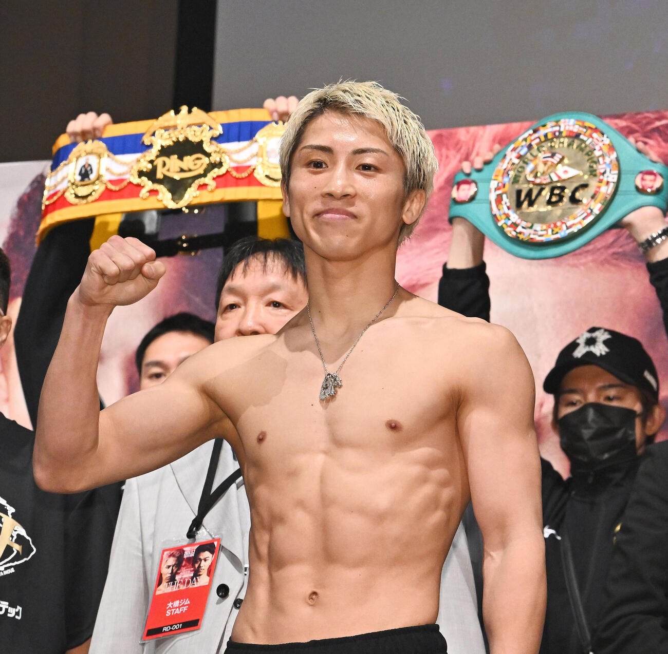 計量をクリアしポーズを決める井上尚弥（撮影・滝沢徹郎）
