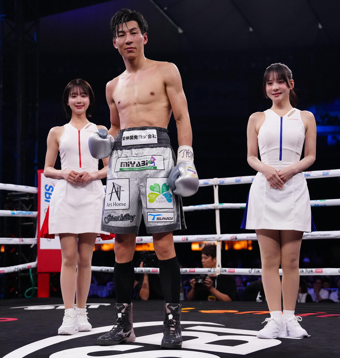 フェザー級10回戦、判定勝利し写真に納まる下町俊貴（撮影・鈴木みどり）