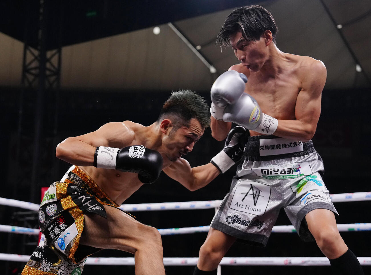 フェザー級10回戦の3回、ボディを攻める阿部麗也（左）。右は下町俊貴（撮影・鈴木みどり）