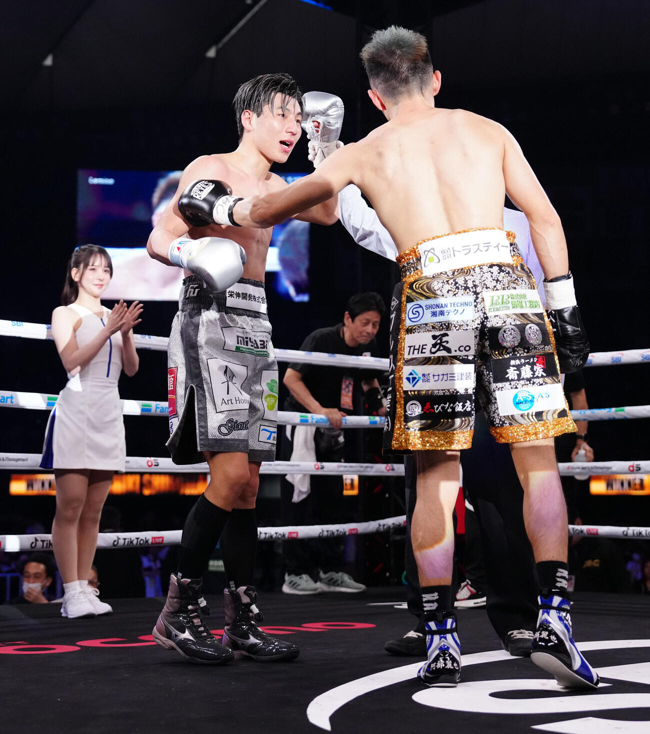 フェザー級10回戦、判定で阿部麗也（右）に勝利した下町俊貴（撮影・鈴木みどり）