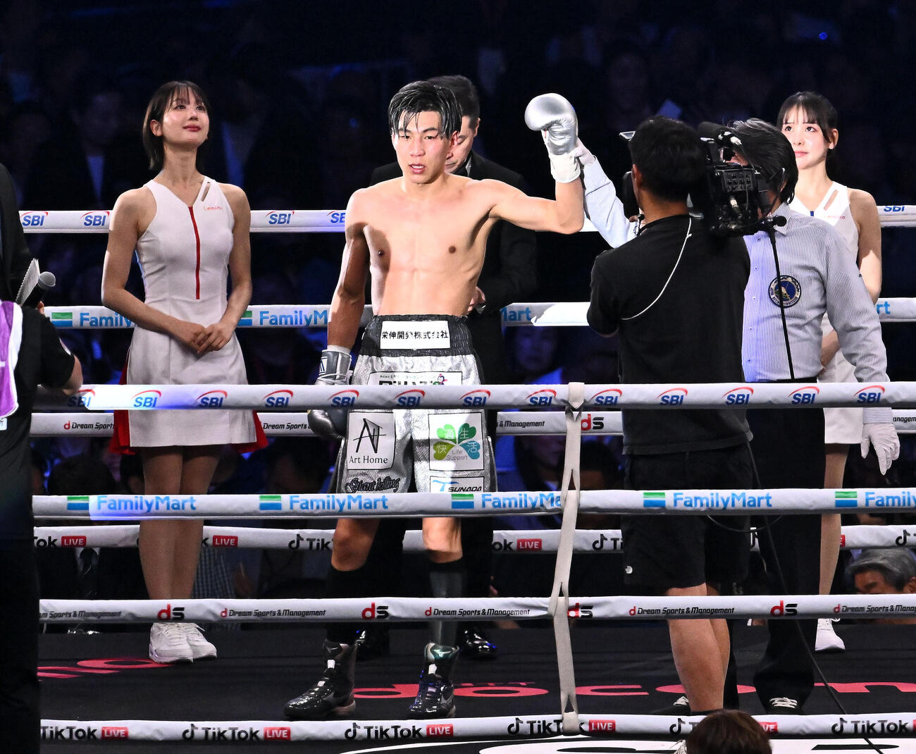 フェザー級10回戦　判定で阿部麗也を破り勝ち名乗りを受ける下町俊貴（撮影・滝沢徹郎）