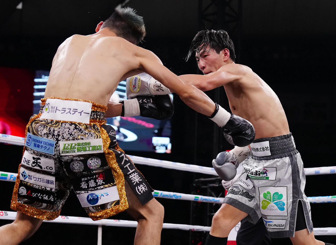 フェザー級10回戦の10回、阿部麗也（左）にフックを打ち込む下町俊貴（撮影・鈴木みどり）