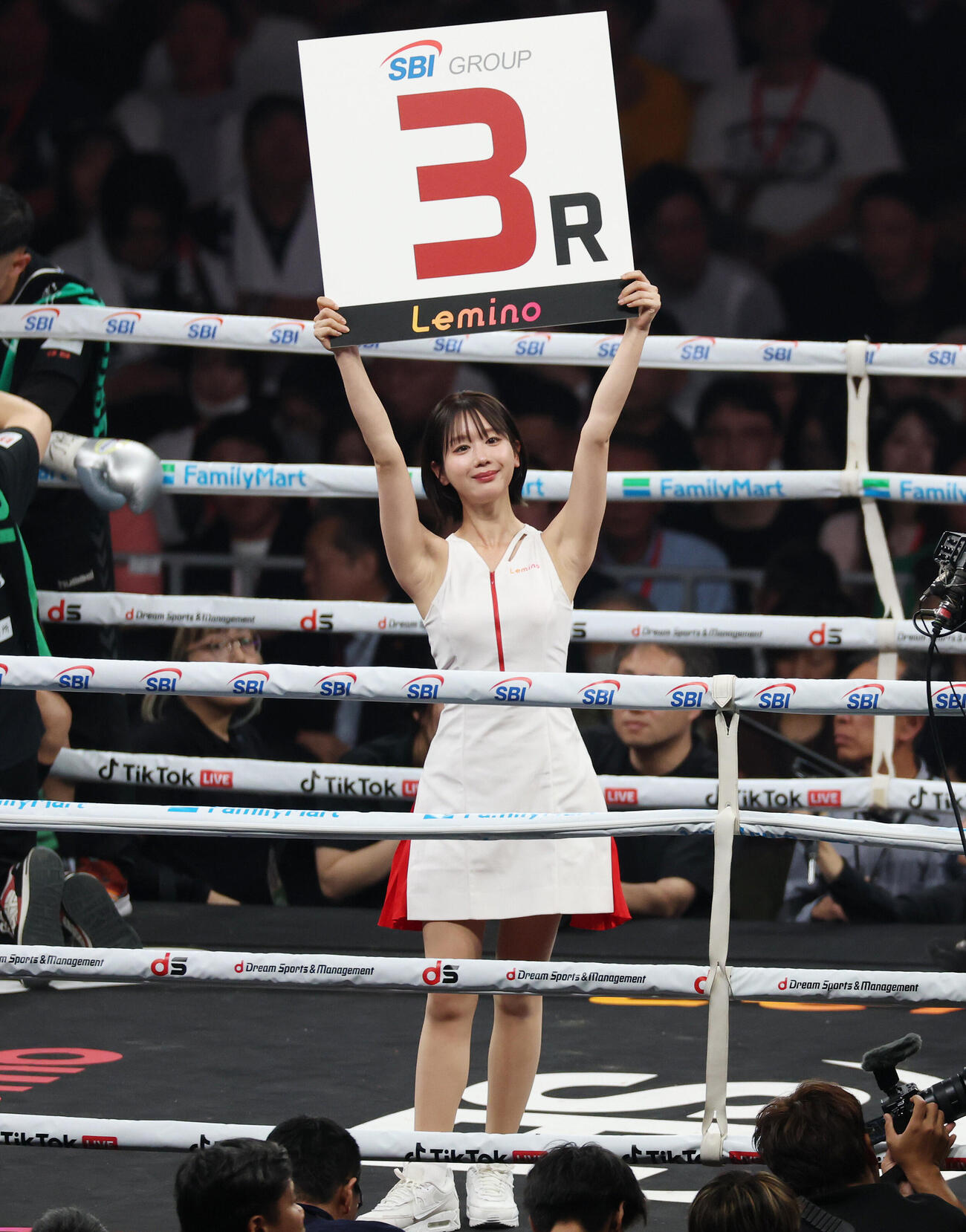 リングを彩るラウンドガールのあらた唯（撮影・宮地輝）