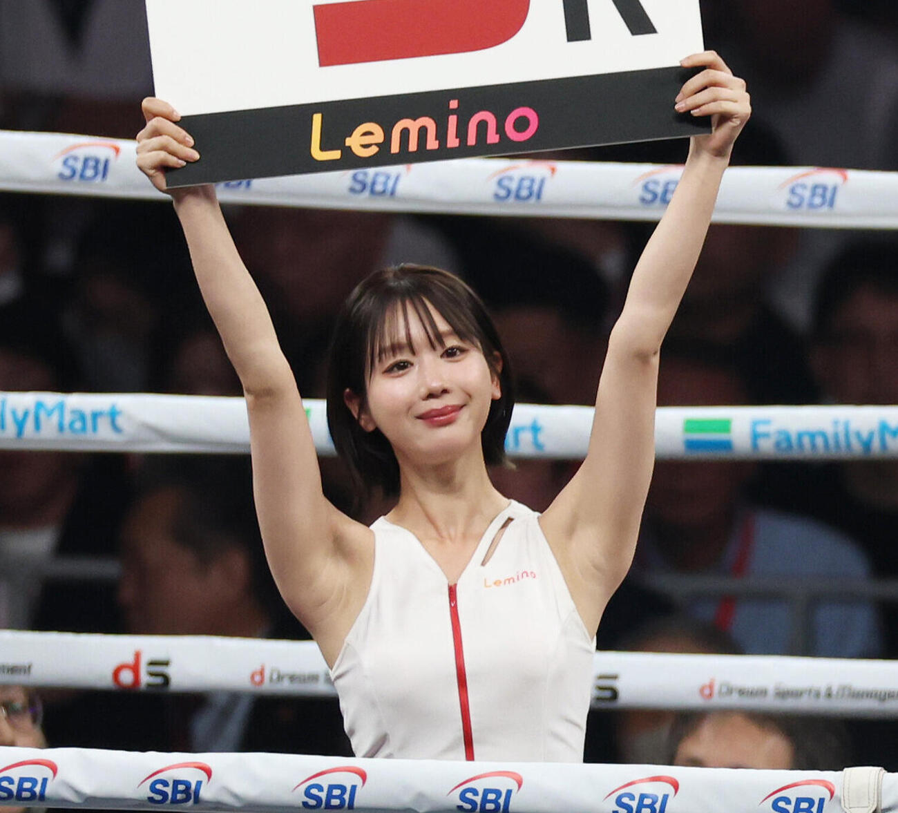 リングを彩るラウンドガールのあらた唯（撮影・宮地輝）