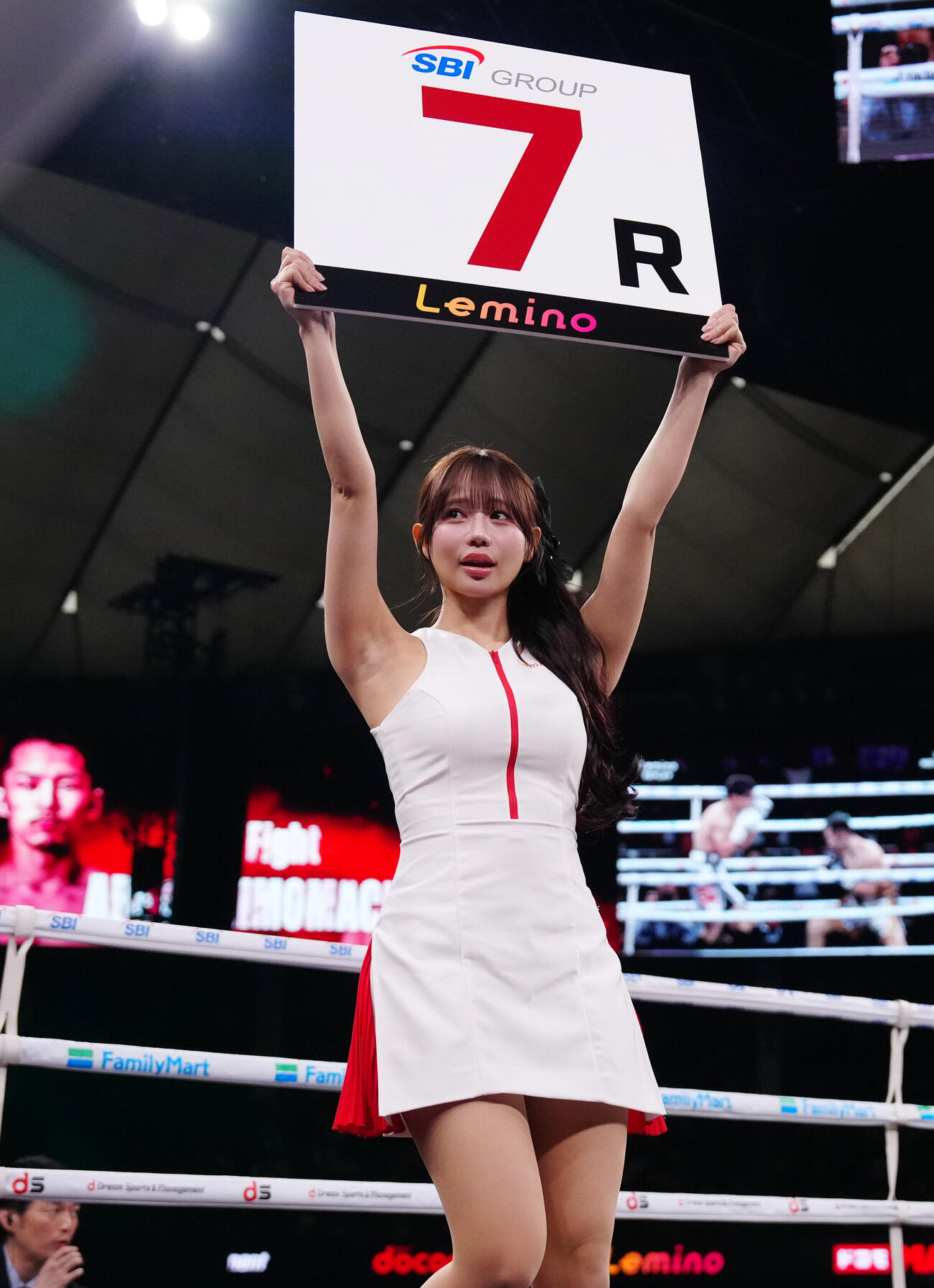 ラウンドガールを務める和田海佑（撮影・鈴木みどり）
