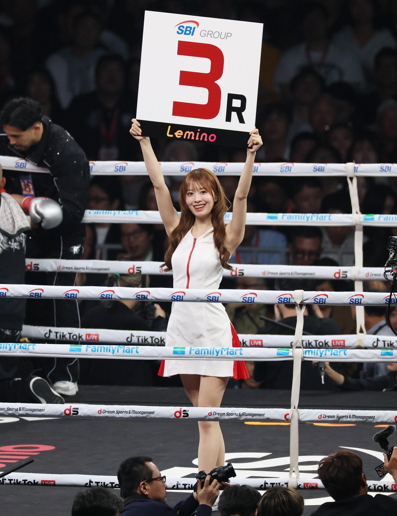 リングを彩るラウンドガール（撮影・宮地輝）