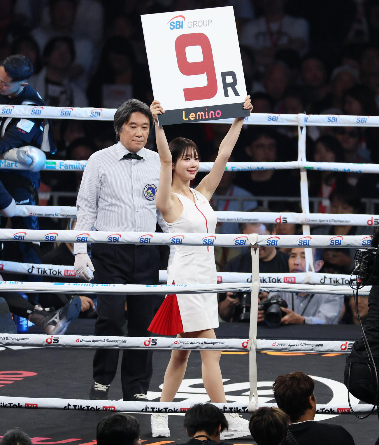 リングを彩るラウンドガールのあらた唯（撮影・宮地輝）