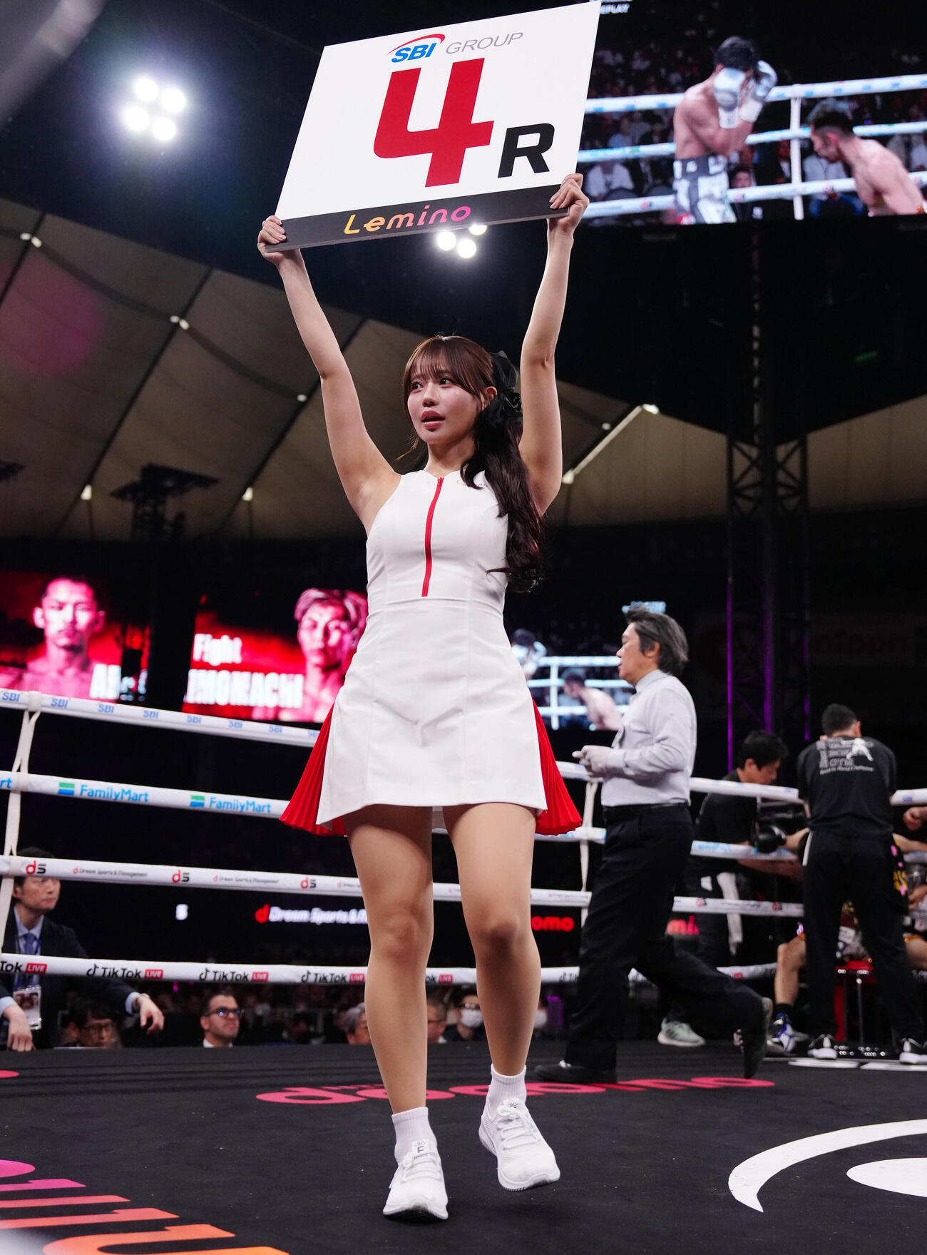ラウンドガールを務める和田海佑（撮影・鈴木みどり）