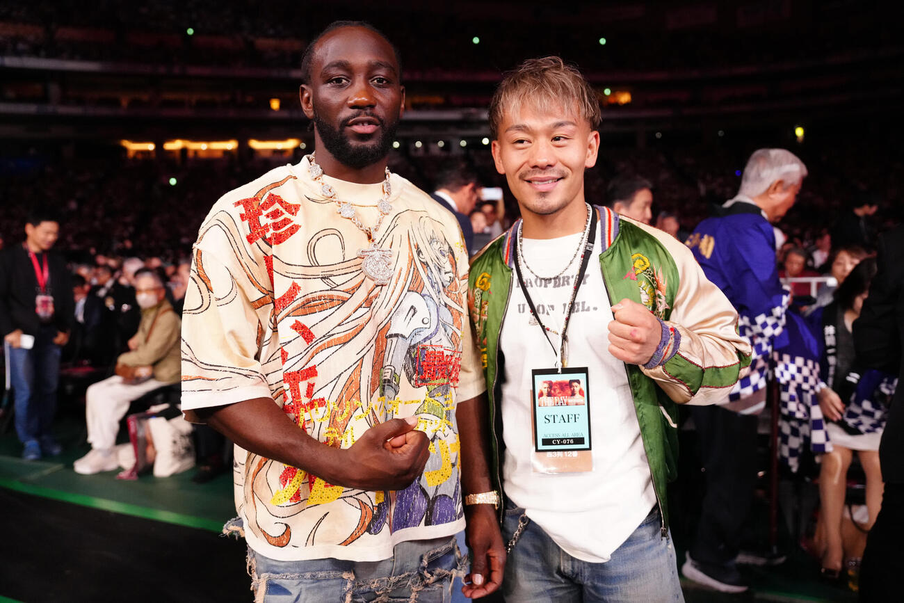 WBC世界バンタム級タイトルマッチの試合前、写真に納まる堤聖也（右）とテレンス・クロフォード氏（撮影・鈴木みどり）