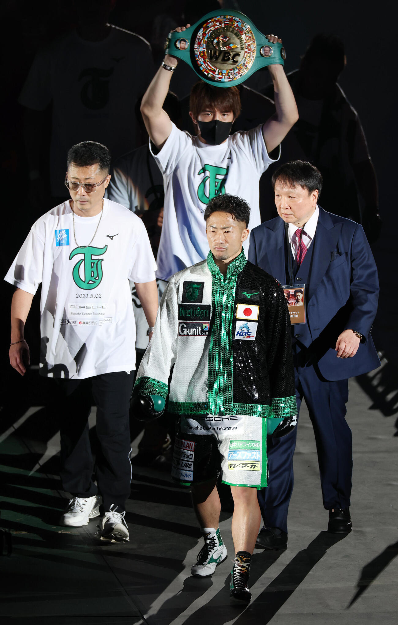 WBC世界バンタム級タイトルマッチ　父真吾トレーナー（左）と大橋秀行会長（右）と入場する井上拓真（撮影・宮地輝）
