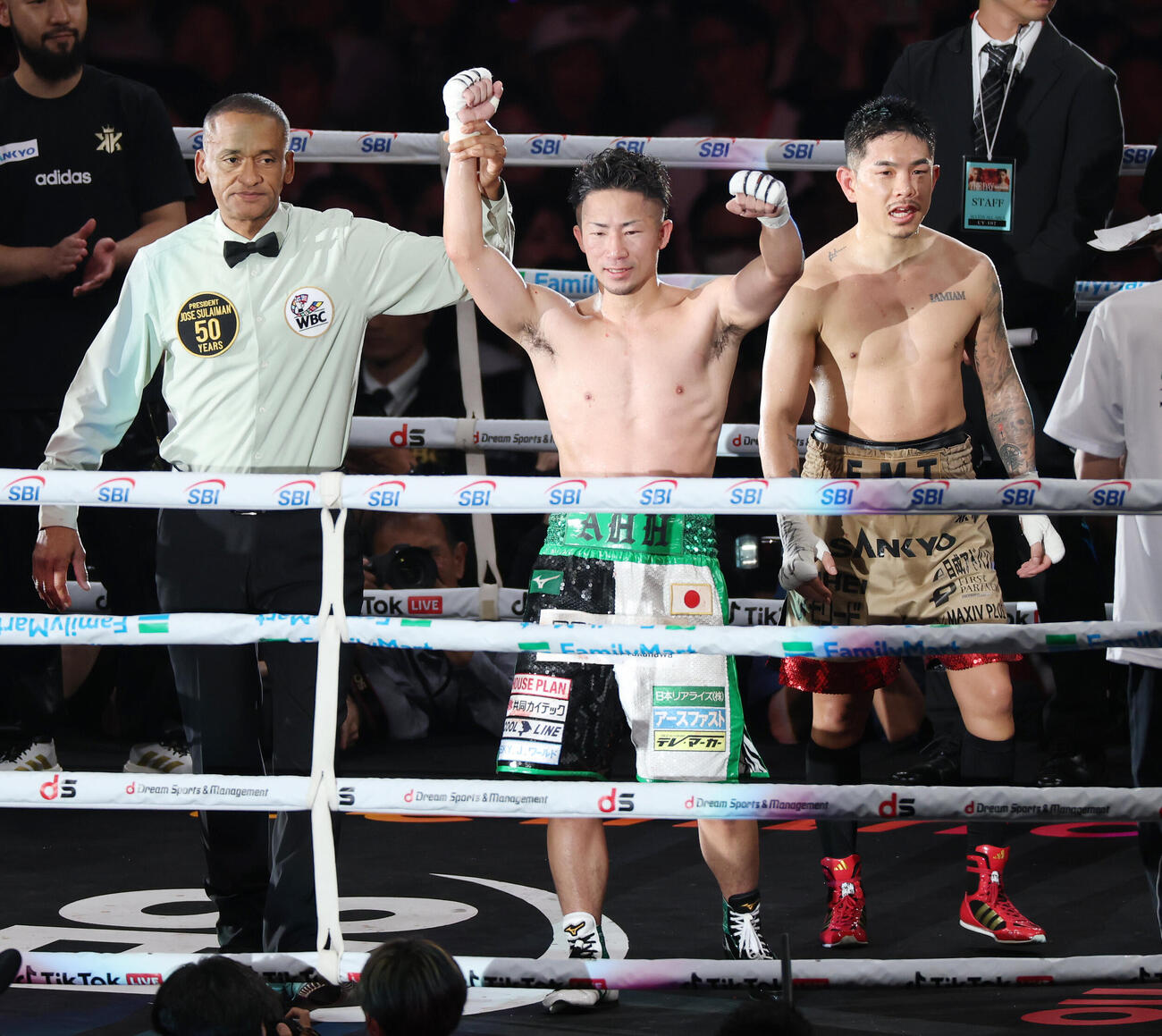 WBC世界バンタム級タイトルマッチ　井岡一翔（右）に判定勝ちし防衛した井上拓真（撮影・宮地輝）