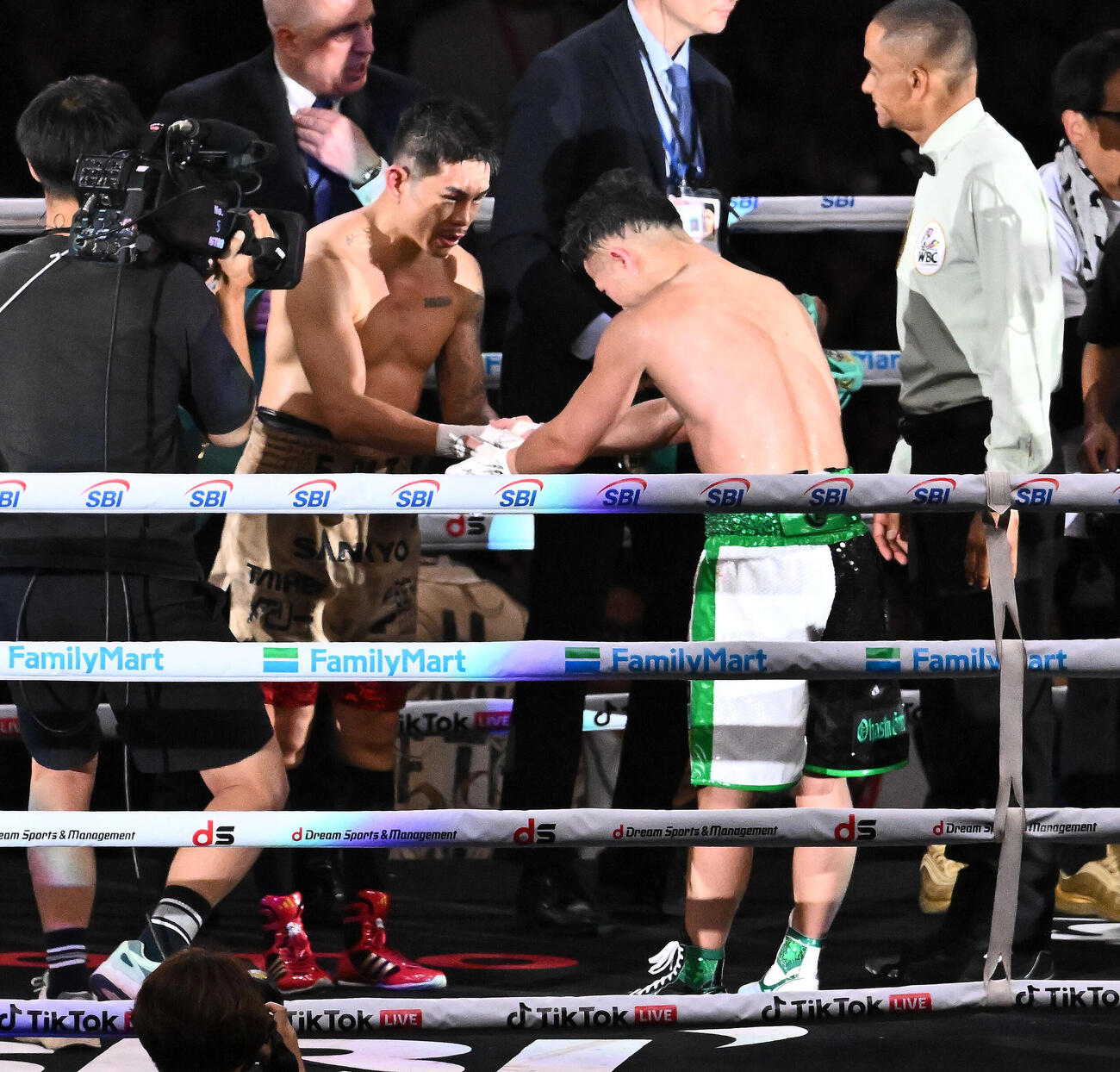試合後、握手を交わす井岡一翔（左）と井上拓真（撮影・滝沢徹郎）