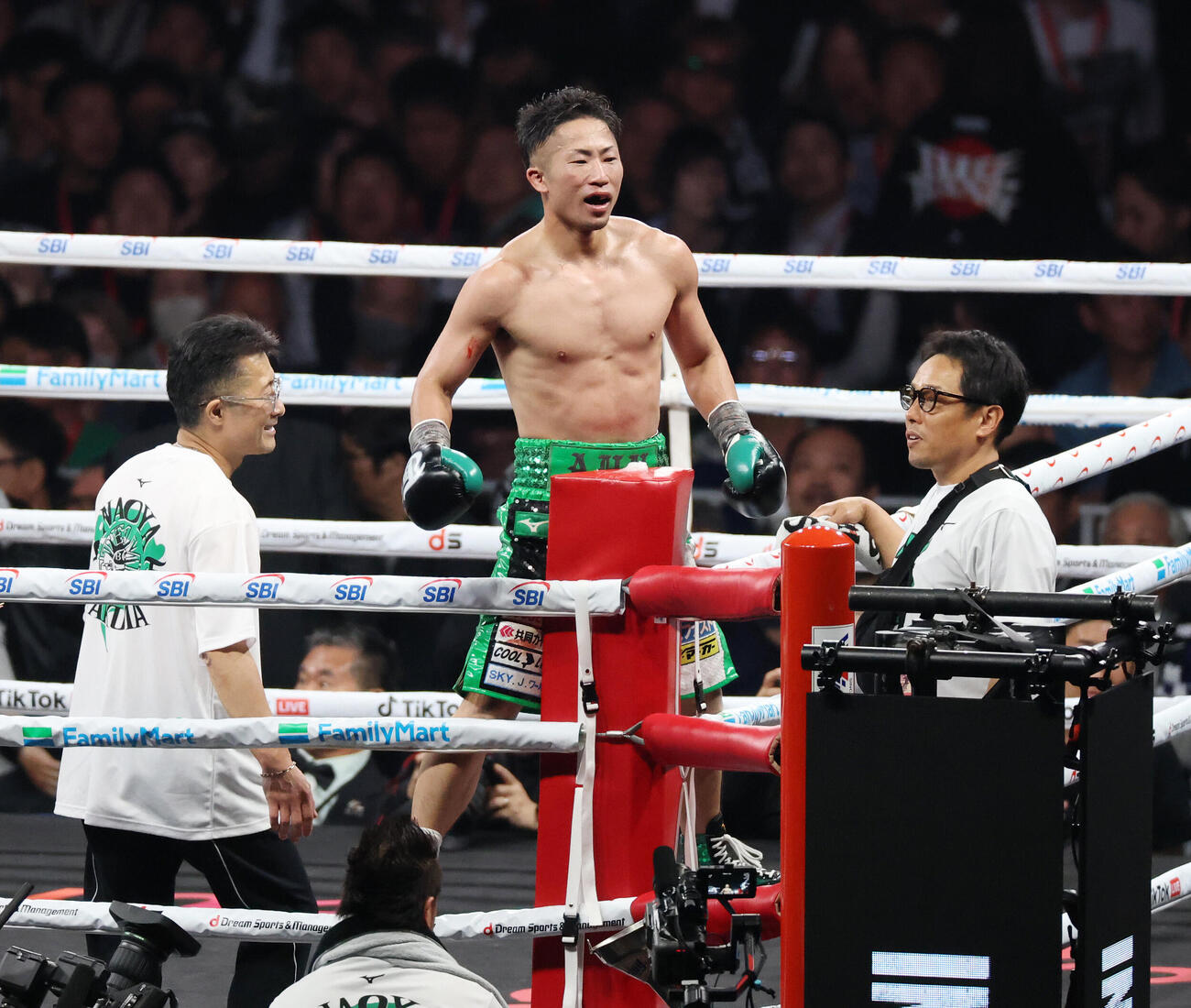 WBC世界バンタム級タイトルマッチ　12回を戦え終えた井上拓真（撮影・宮地輝）