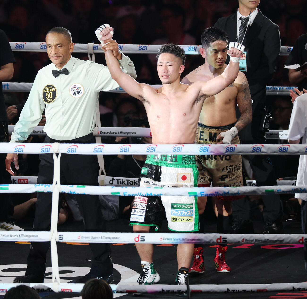 WBC世界バンタム級タイトルマッチ　井岡一翔（右）に判定勝ちし防衛した井上拓真（撮影・宮地輝）