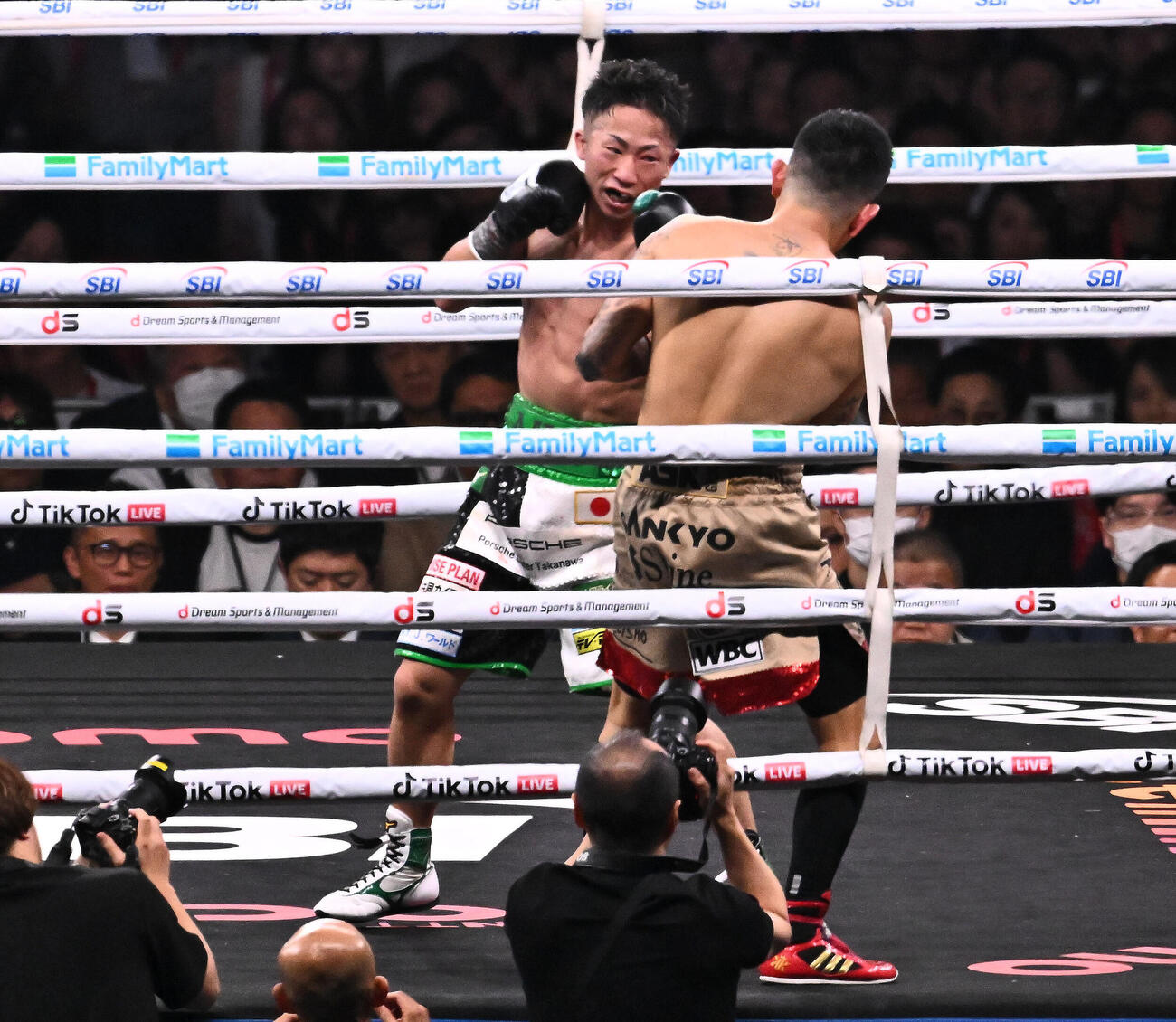 WBC世界バンタム級タイトルマッチ　8回、井上拓真（左）は井岡一翔を攻める（撮影・滝沢徹郎）