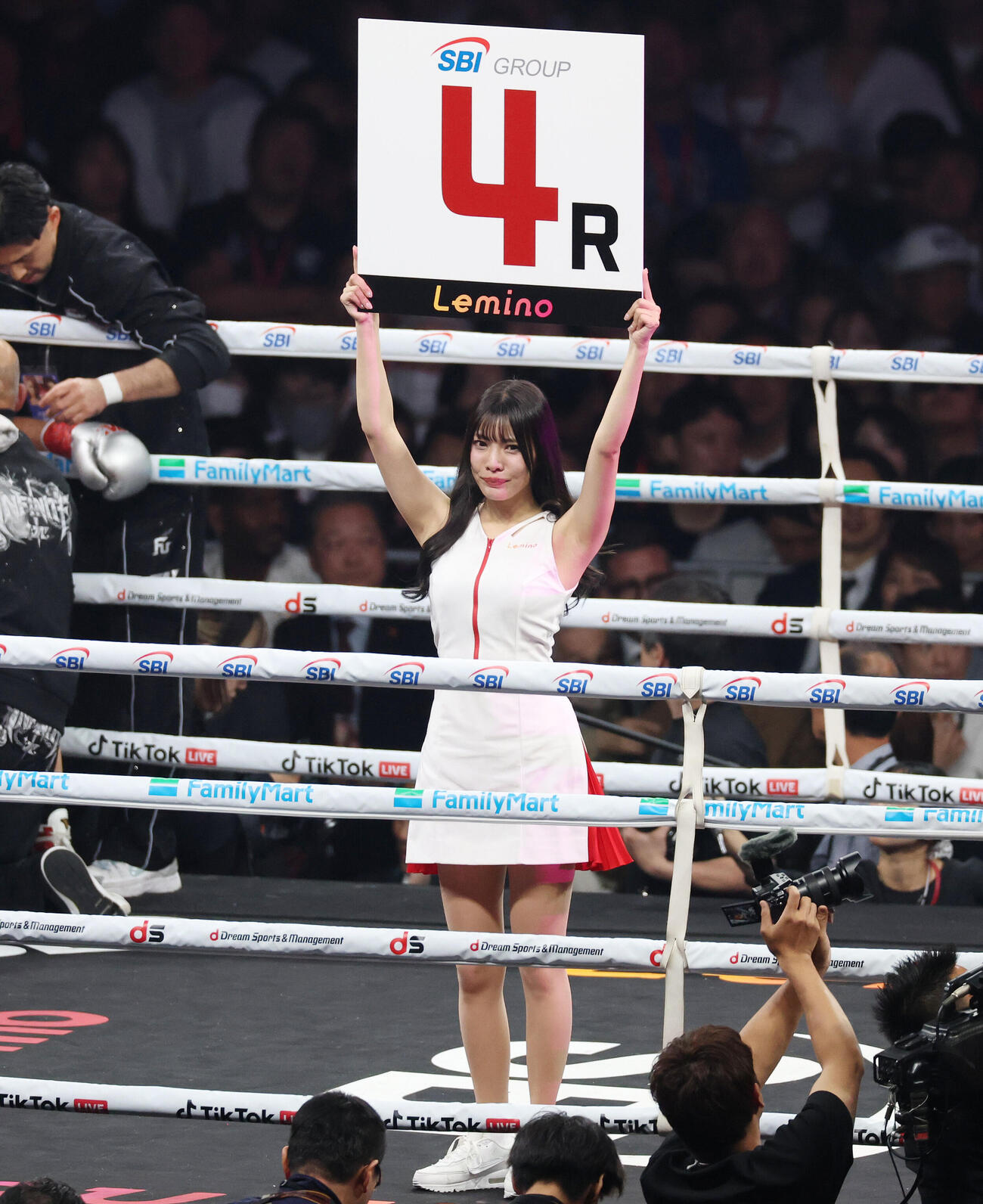 リングを彩るラウンドガール（撮影・宮地輝）