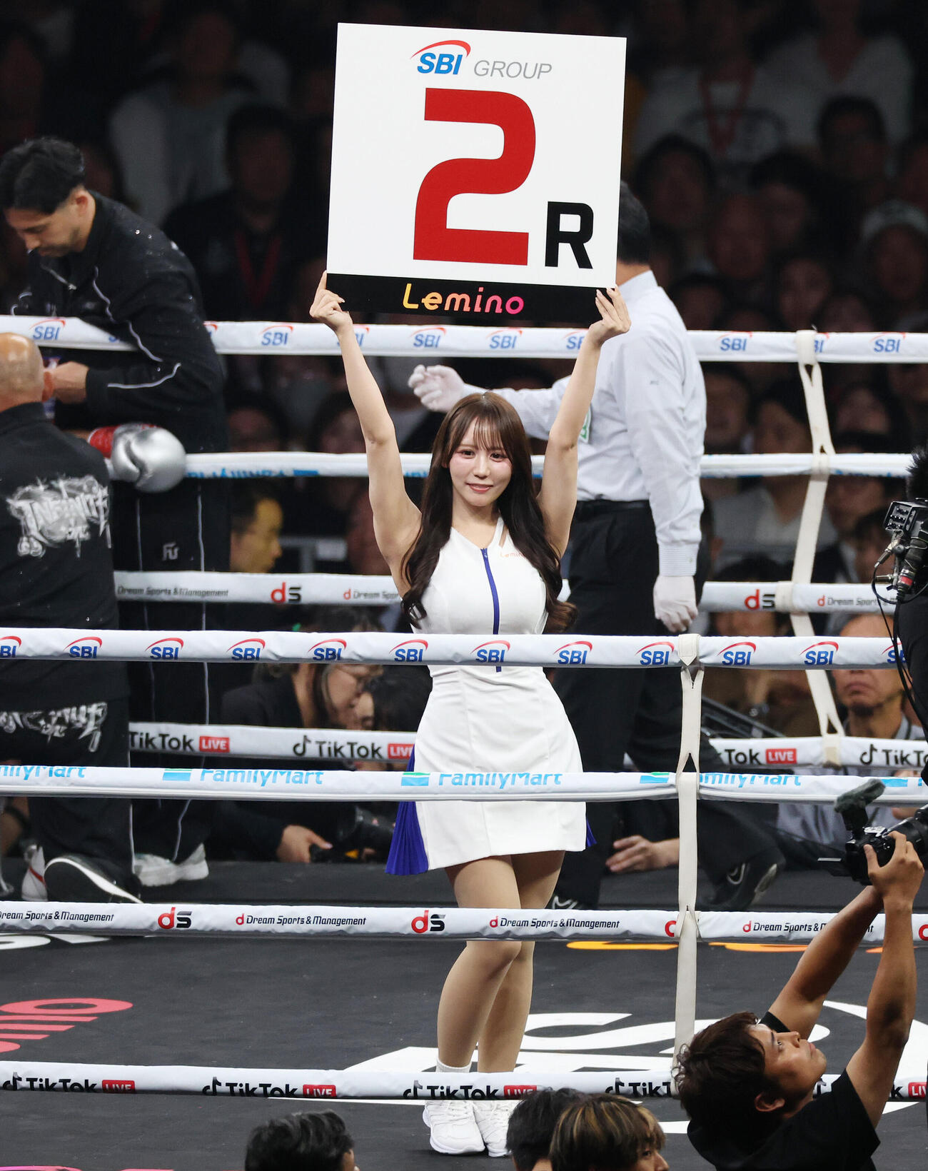 リングを彩るラウンドガール（撮影・宮地輝）